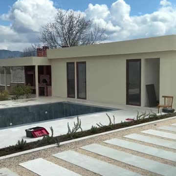 Drejtoresha e Tatimeve në Korçë Daniela Lico shkel ligjin, del në fushatën elektorale të PS