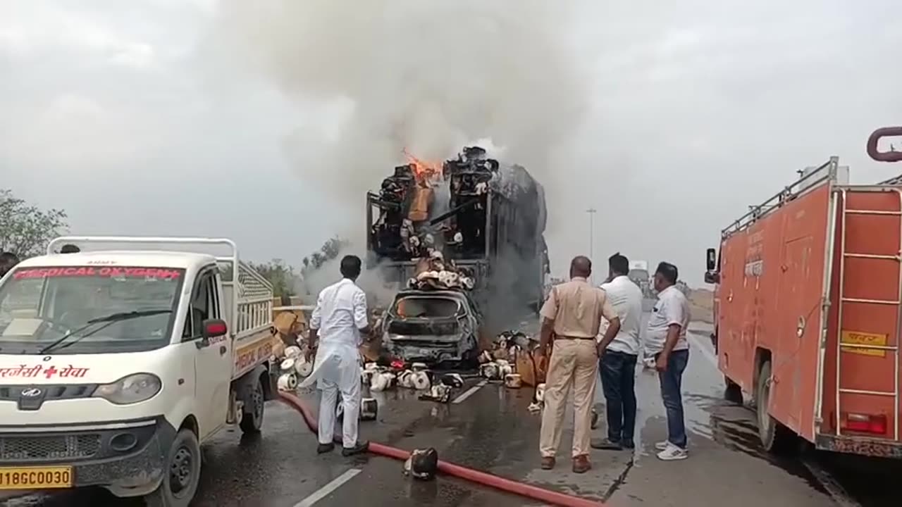 फतेहपुर में एक्सीडेंट 7 लोग जिंदा जले तीन महिलाएं दो पुरुष दो बच्चे गाड़ी में जले जिंदा