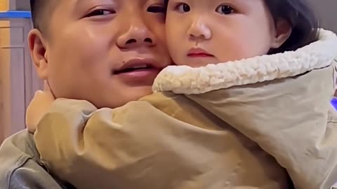 Sweet Little Girl Won’t Let Go of Dad’s Face – Pure Love!