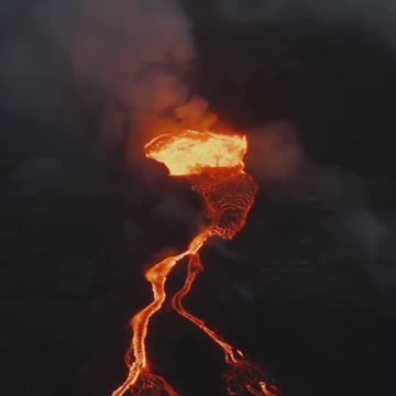 Mount Etna erupts again: lava fountain!