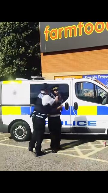 Police headlock traffic warden for clamping!