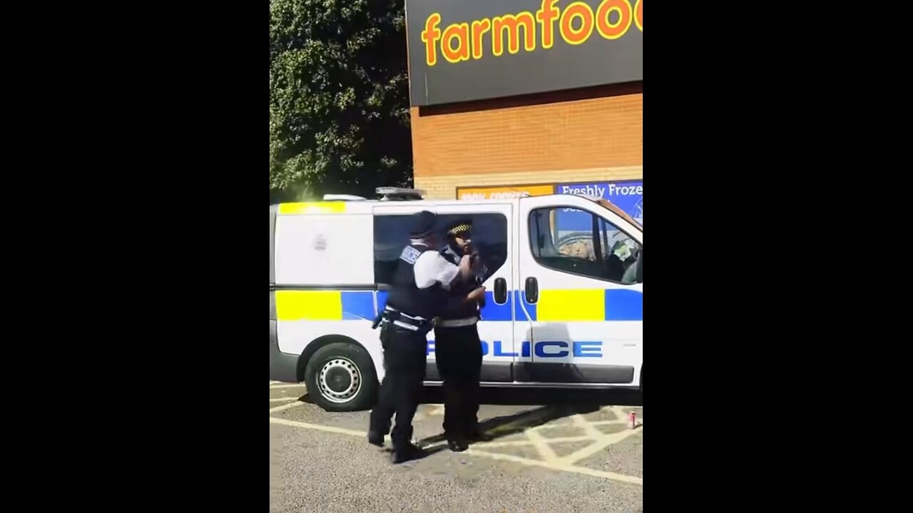 Police headlock traffic warden for clamping!