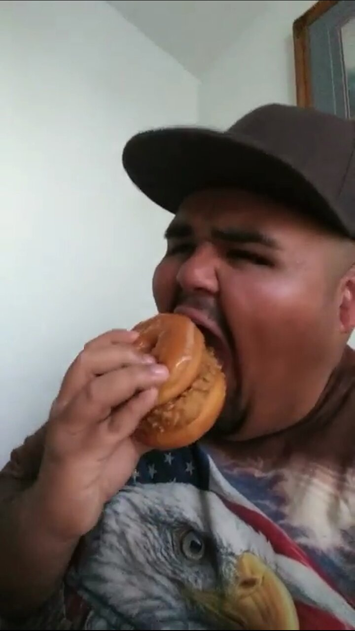 Sledge tries KFC’s new Donut sandwich