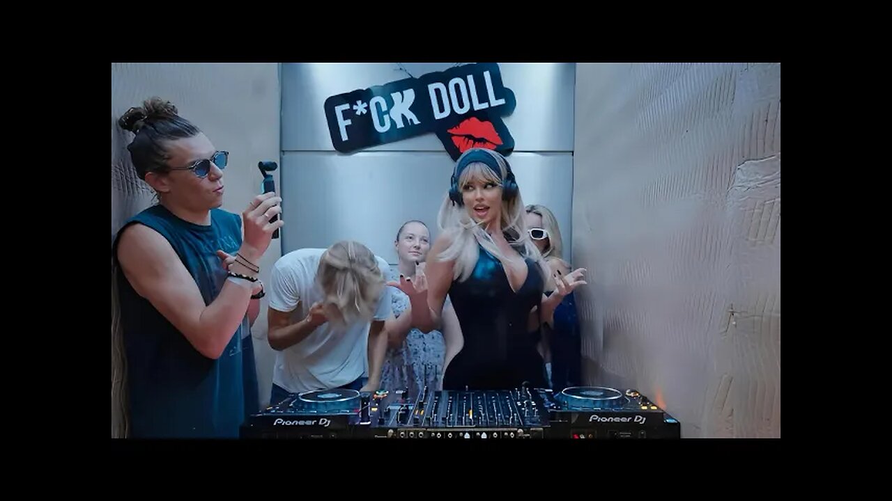 KNOLLDOLL LIVE SET AT THE ELEVATOR