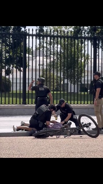 D.C OFFICERS TACKLED👮🏻‍♀️🚨🏃👮‍♂️🚔🚧🏛️📸TASERED MAN OUTSIDE WHITE HOUSE FENCE👮🤼‍♂️🚨🏛️👮‍♂️💫