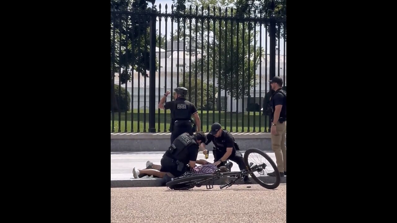 D.C OFFICERS TACKLED👮🏻‍♀️🚨🏃👮‍♂️🚔🚧🏛️📸TASERED MAN OUTSIDE WHITE HOUSE FENCE👮🤼‍♂️🚨🏛️👮‍♂️💫