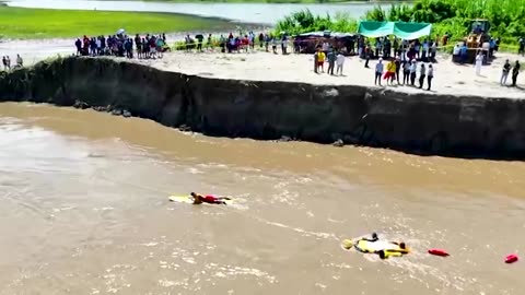 Rescuers search for victims after deadly Peru landslide