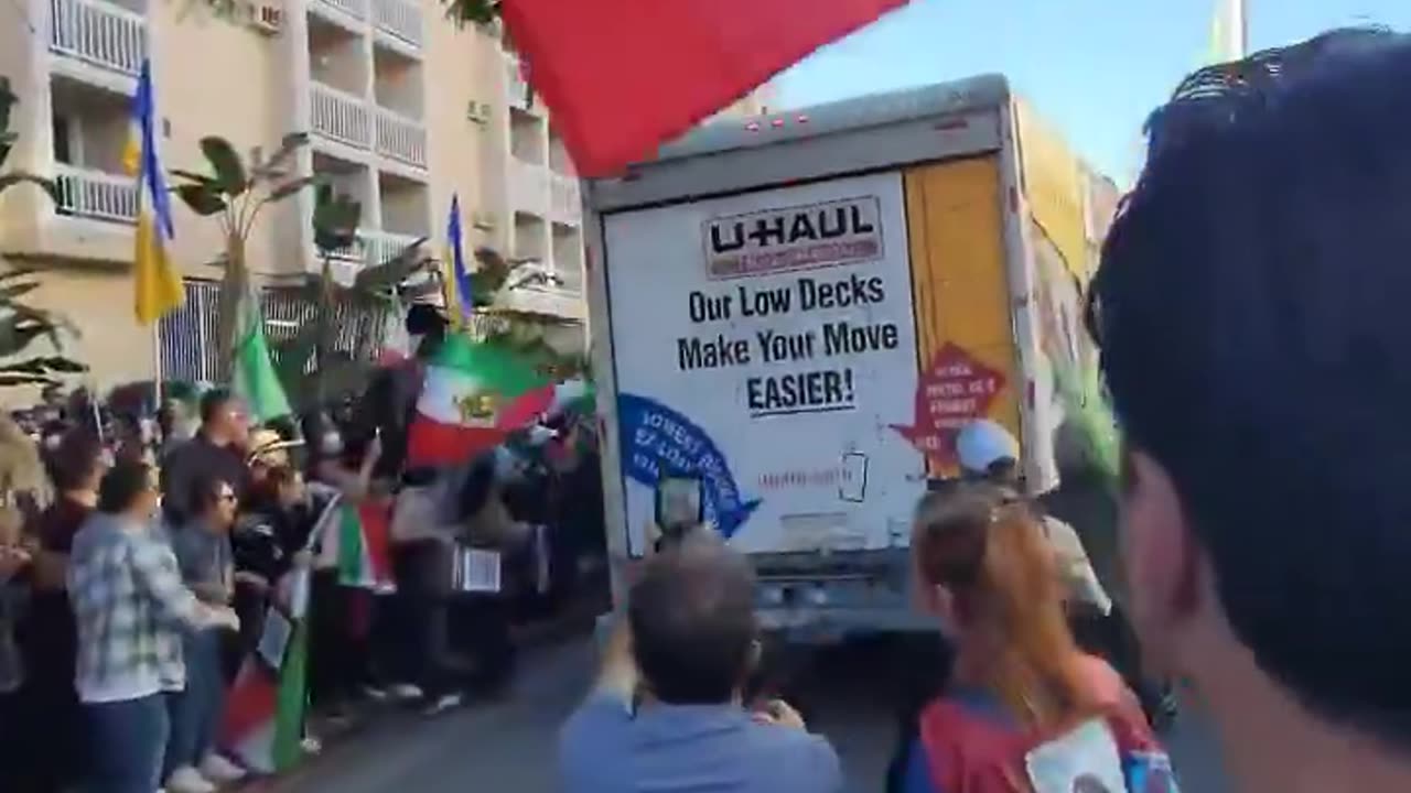 Φορτηγό έπεσε πάνω σε πορεία Ιρανών αντικαθεστωτικών, στο Λος Άντζελες