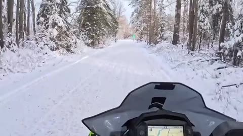 Snowmobile Race Between Yamaha SRX 700 and Polaris VR1 Boost 850 Turbo