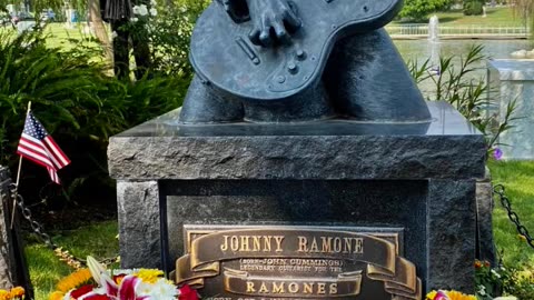 FAMOUS GRAVES - VOL. 320: JOHNNY RAMONE