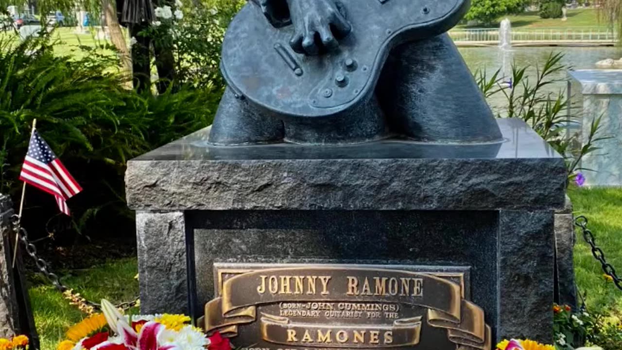 FAMOUS GRAVES - VOL. 320: JOHNNY RAMONE