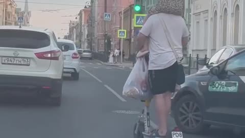 Madness on the roads of Samara: a child on the shoulders, bags in the hands