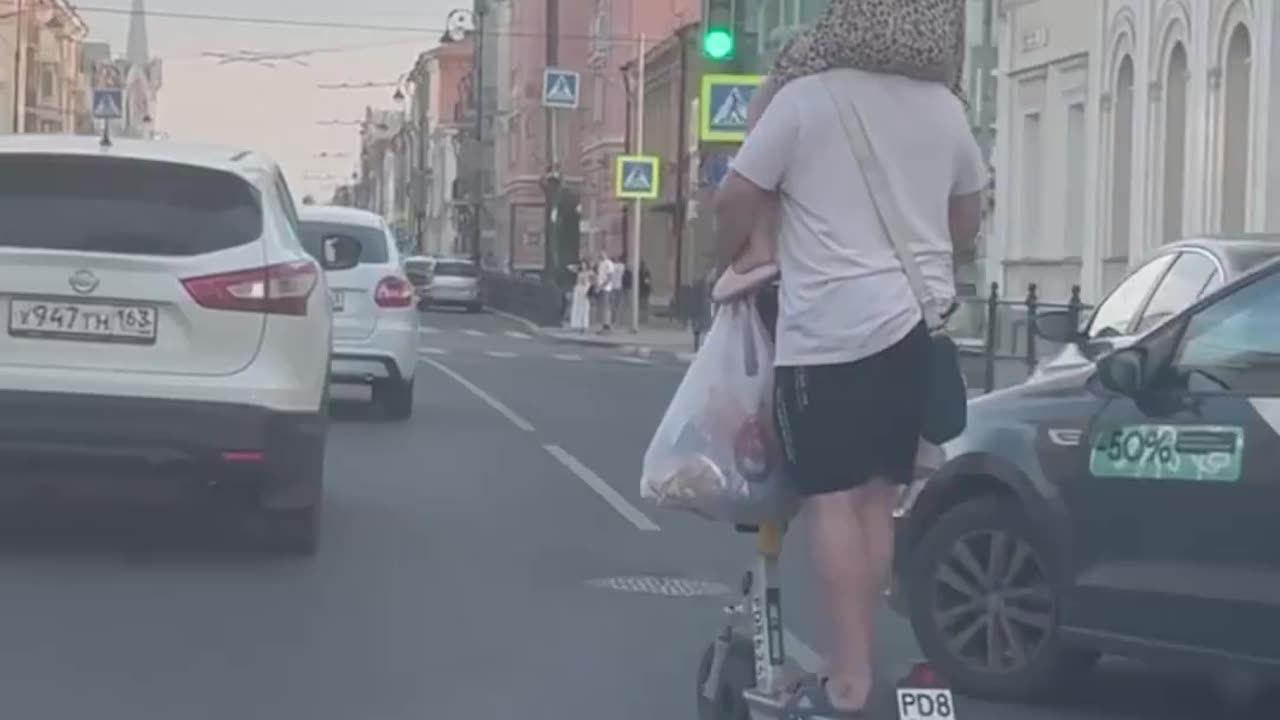 Madness on the roads of Samara: a child on the shoulders, bags in the hands