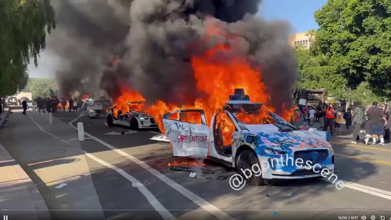 Nhiều phương tiện Waymo bị đốt cháy ở LA