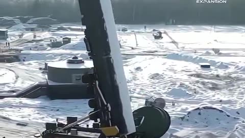 Proceso de carga del misil balístico RS-24 Yars en un silo