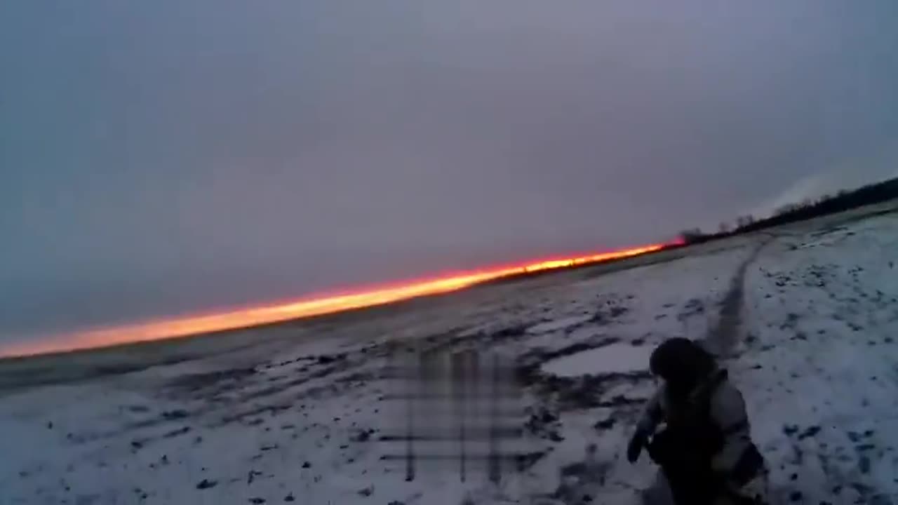 Russian Troops Evade Ukrainian Kamikaze Drone During Twilight Hours