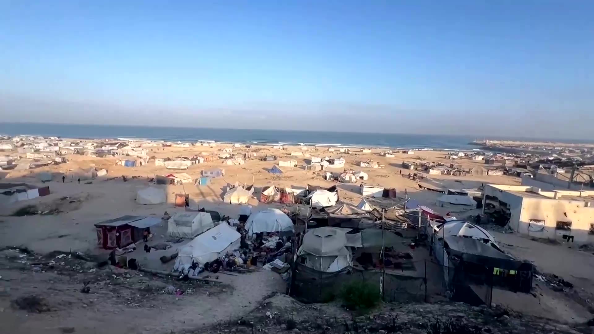 Palestinian families flee Gaza City as Israeli forces close in