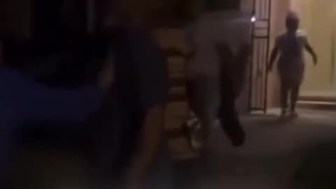 Mujer confunde un poste de luz con un ovni