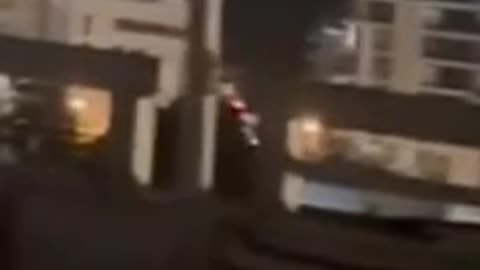 🇮🇱/🇮🇷 WATCH: The first video of an impact in Tel Aviv