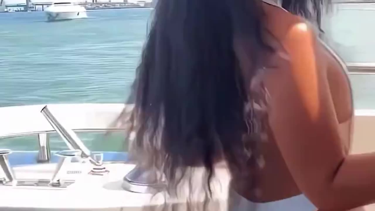 Shenseea Twerking on a Yacht in 4k