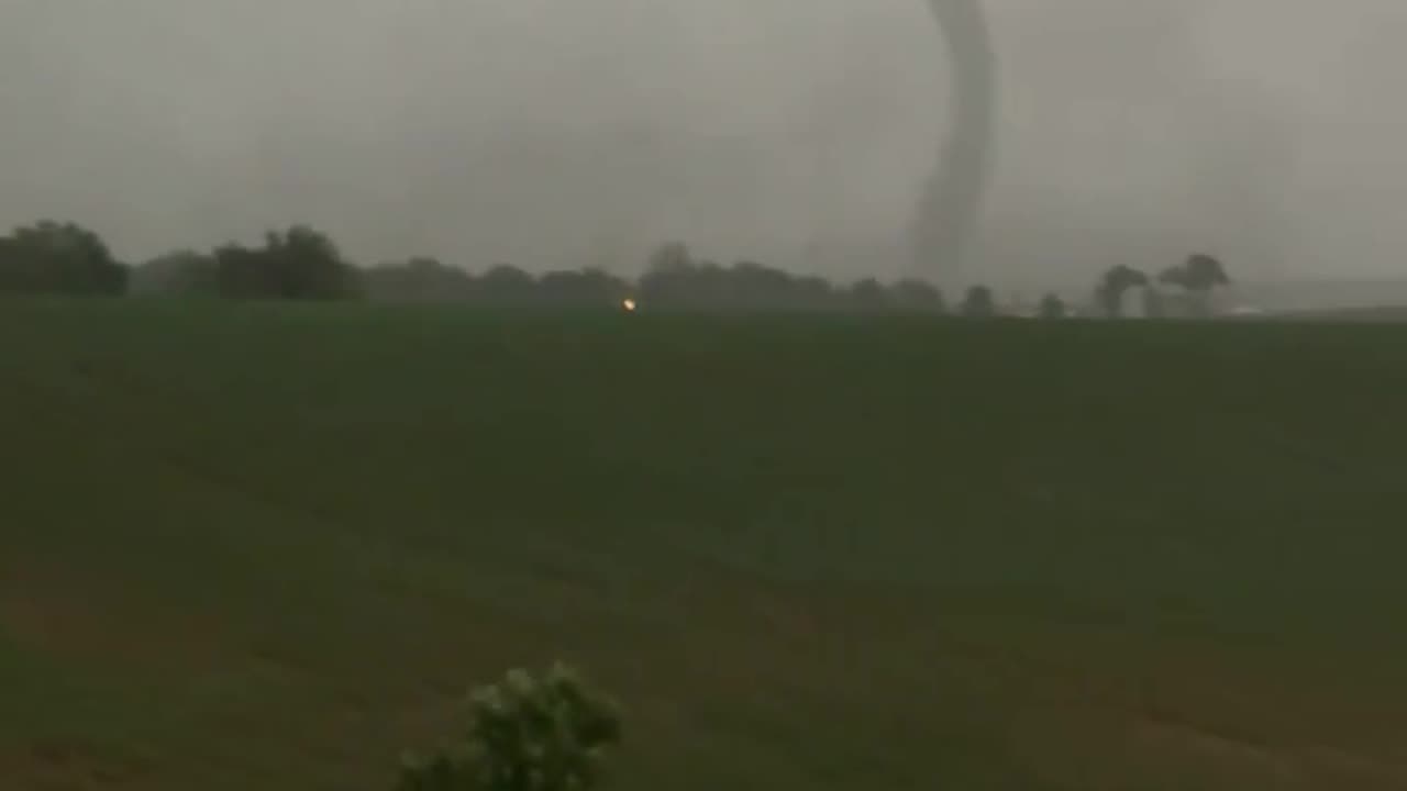 Tornado Near Morganfield, KY beginning to rope out May 16, 2025