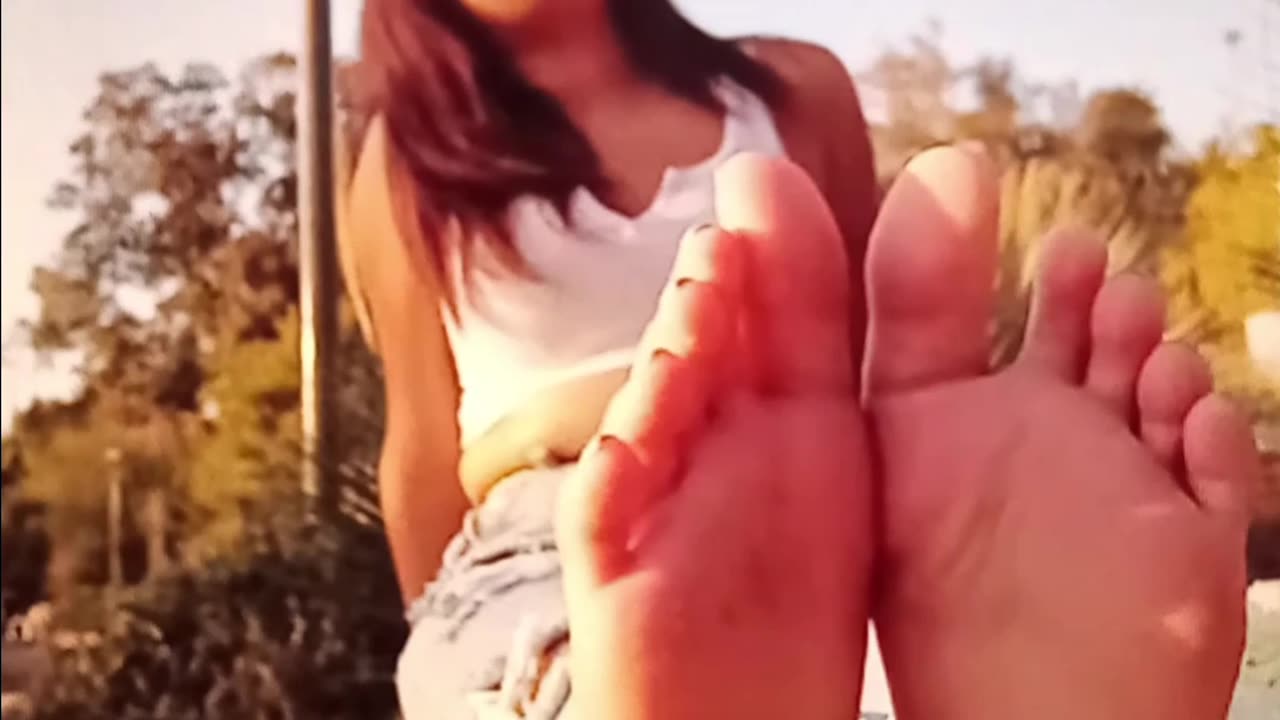 18 yr old hs senior stunning feet modeling
