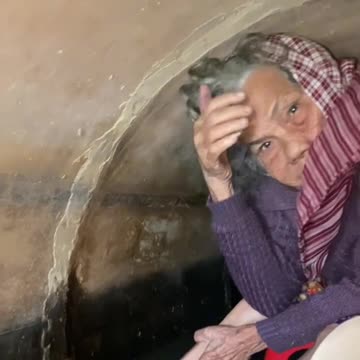 This is a video: Cambodian citizens are stranded, unable to prepare for evacuation from their homes,