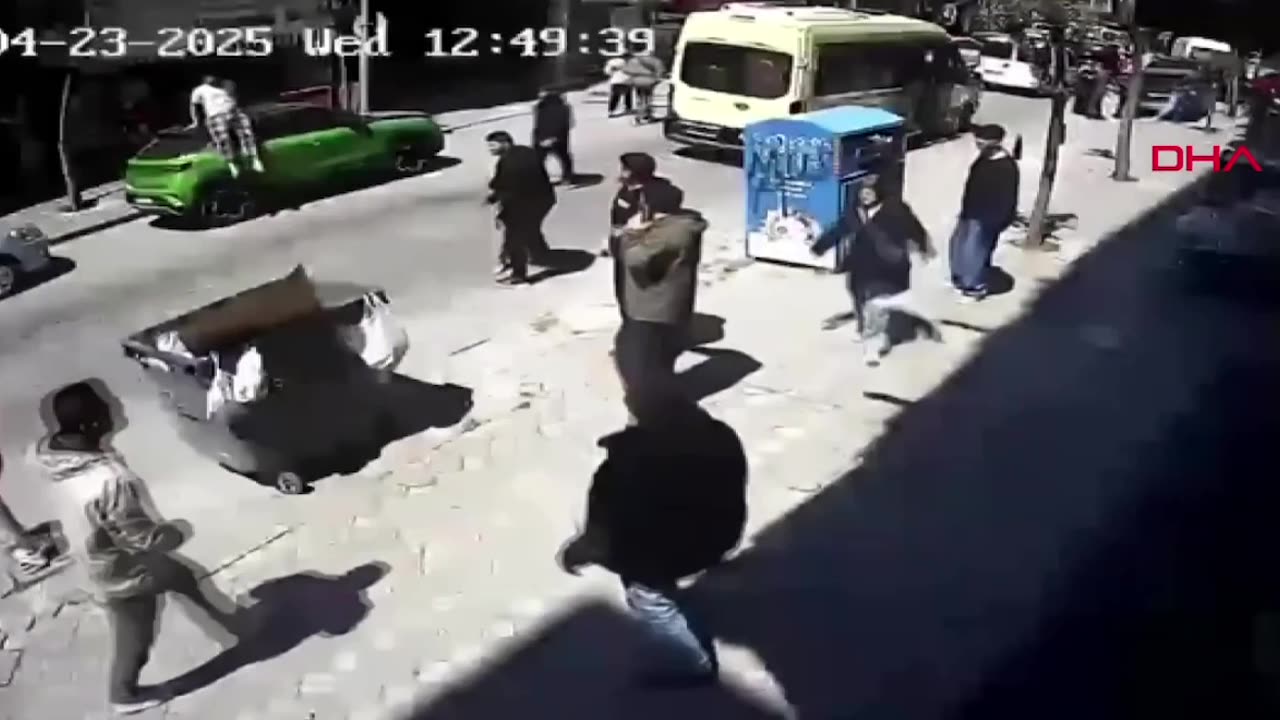 During a earthquake in Istanbul, a man jumped from a balcony