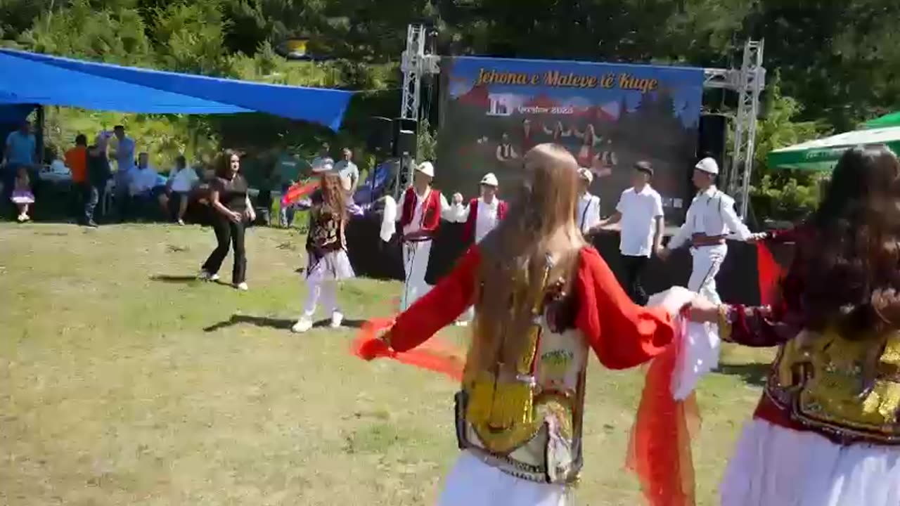 Librazhd/ "Jehona e Maleve të Kuqe"...