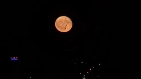 🧐 what is that near the Moon ??