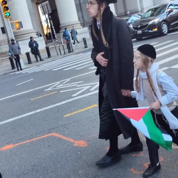 Jews marching for Palestinian prisoners and Palestine 🇵🇸.
