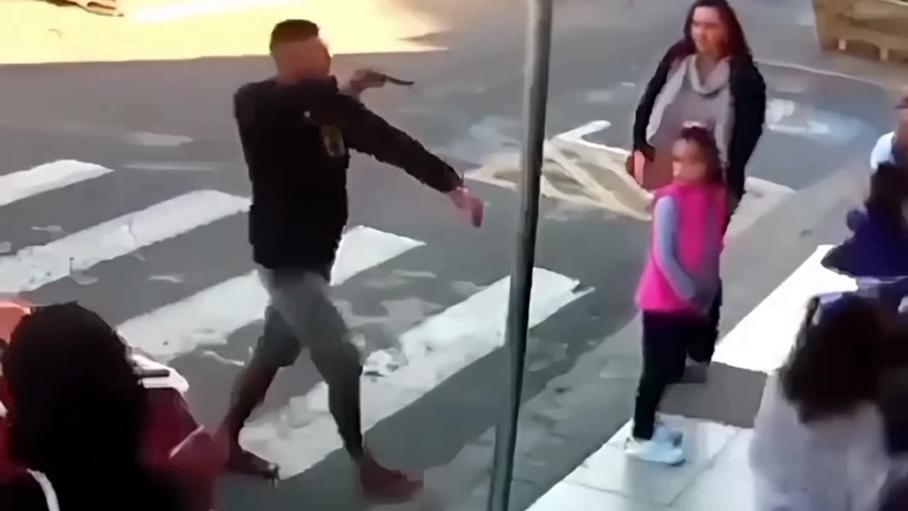 Off Duty Cop Goes Back On Duty Instantly