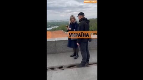 UKRAINE 🇺🇦😡 Kyiv police arresting woman who played the "Victory Day" song