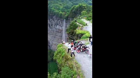 Glass bridge breaks
