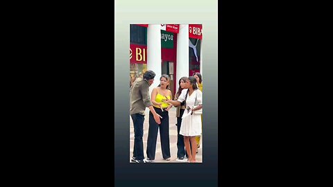 हैलो यही खड़ा हु