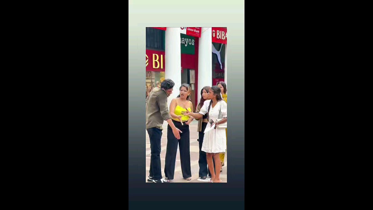 हैलो यही खड़ा हु