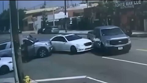 BREAKING NEWS🚨 Federal Agents boxed in a violent rioter in his car with his family.
