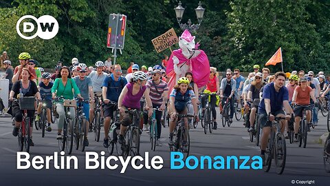 Hundreds of thousands of cyclists take to the streets of Berlin to demonstrate | DW News
