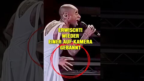 Beobachte haargenau was mit ihren Händen passiert!