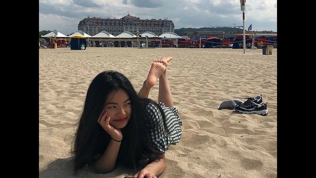 Young Women have BEAUTIFUL FEET!
