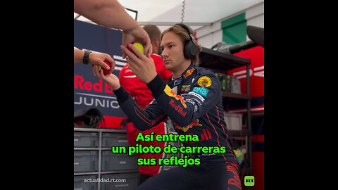 El piloto de carreras entrena sus reflejos antes de competir