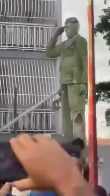 Breaking⛔️The Venezuelan people are toppling the statues of Maduro