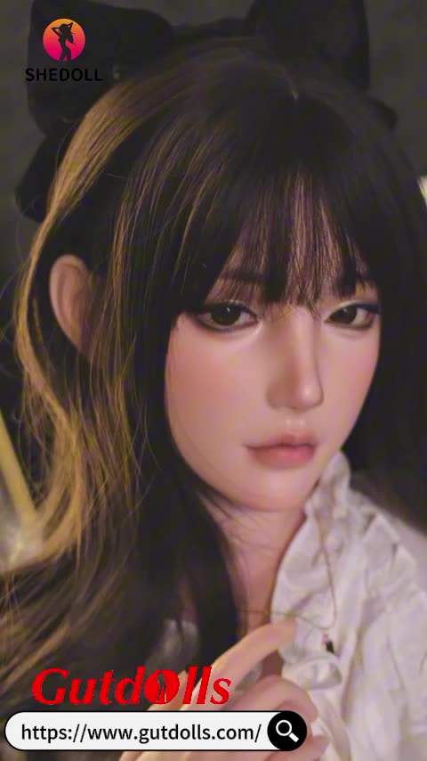 Jedes Detail an ihr ist voller Zärtlichkeit.