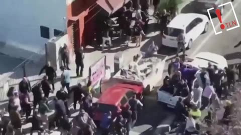 Milei, evacuado bajo piedras y huevos en un acto electoral en Buenos Aires