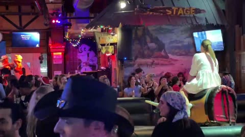 NASHVILLE TN LIVE BROADWAY STREET / PEOPLE WATCHING / BANDS WATCHING / BARS