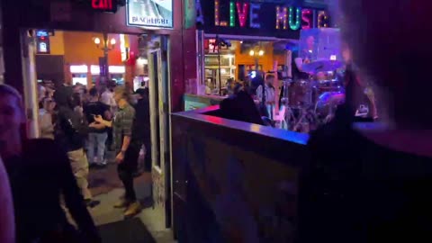 NASHVILLE TN LIVE BROADWAY STREET / PEOPLE WATCHING / BANDS WATCHING / BARS