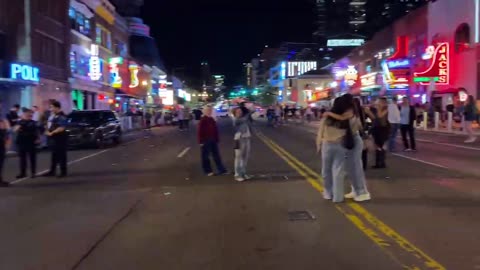 NASHVILLE TN LIVE BROADWAY STREET / PEOPLE WATCHING / BANDS WATCHING / BARS