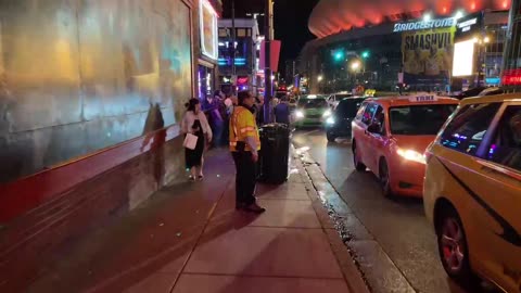 NASHVILLE TN LIVE BROADWAY STREET / PEOPLE WATCHING / BANDS WATCHING / BARS
