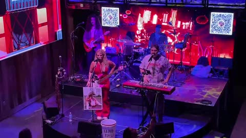 NASHVILLE TN LIVE BROADWAY STREET / PEOPLE WATCHING / BANDS WATCHING / BARS