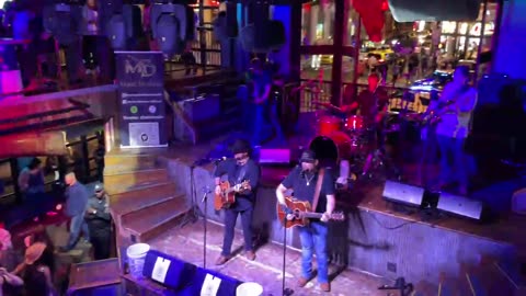 NASHVILLE TN LIVE BROADWAY STREET / PEOPLE WATCHING / BANDS WATCHING / BARS